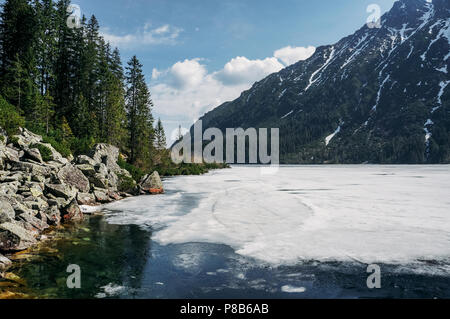 Winter Landschaft mit malerischen gefrorenen See, Morskie Oko, Meer Blick, Tatra, Polen Stockfoto