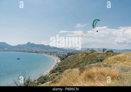 Bergige Landschaft mit Fallschirmjäger in den Himmel, Krim, Ukraine fliegen, Mai 2013 Stockfoto