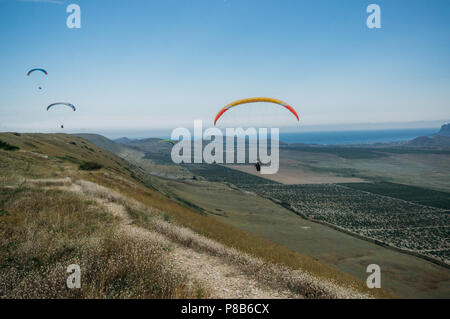 Bergige Landschaft mit Fallschirmjäger in den Himmel, Krim, Ukraine fliegen, Mai 2013 Stockfoto