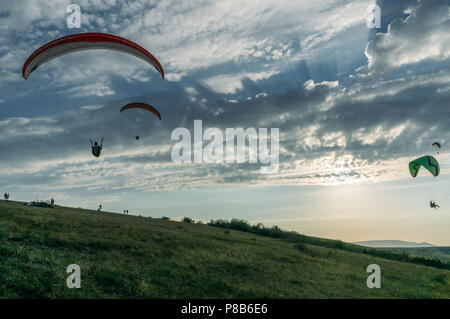 Bergige Landschaft mit Fallschirmjäger in den Himmel, Krim, Ukraine fliegen, Mai 2013 Stockfoto