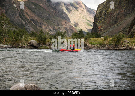 Seitenansicht der Menschen auf Kajaks Rafting auf dem Fluss und schöne Landschaft, Altai, Russland Stockfoto