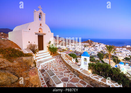 Traditionelle Häuser, Windmühlen und Kirchen auf der Insel Ios, Kykladen, Griechenland. Stockfoto