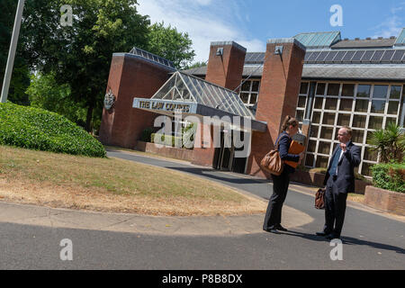 Zugang zu den Gerichten in Warrington, Cheshire, England, Großbritannien Stockfoto