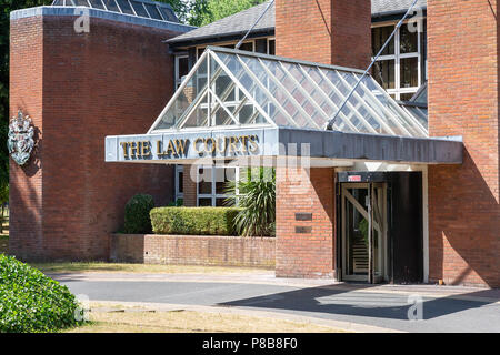 Zugang zu den Gerichten in Warrington, Cheshire, England, Großbritannien Stockfoto
