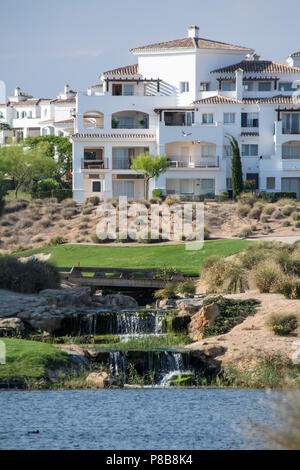 Gefahr auf dem Wasser mit einem Wasserfall in der 7. Bohrung an der Hacienda Riquelme Golf Resort, Murcia, Spanien Stockfoto