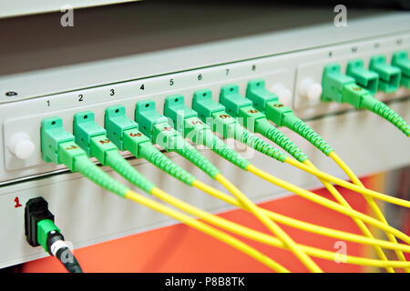 Kommutierung Kabel in das elektronische Gerät Stockfoto