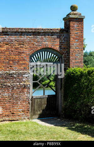 Mark Hall Garten und Arboretum Coggeshall Colchester, Essex, Vereinigtes Königreich. 18. Jahrhundert brick-wall. 1700, Architektur, Mauerwerk. Stockfoto