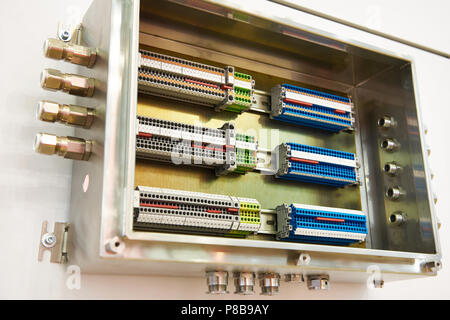 Telefonzentrale mit Anschlussklemmen für elektrische Verkabelung Stockfoto