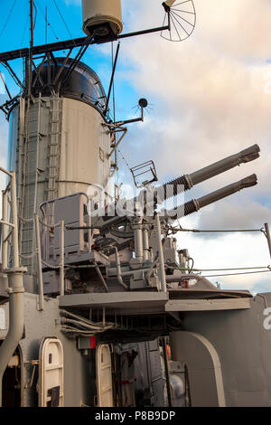 40 mm Bofors Flugabwehrkanonen auf der USS Casin Junge - ein WWII Destroyer, im Hafen von Boston, Massachusetts, USA Stockfoto