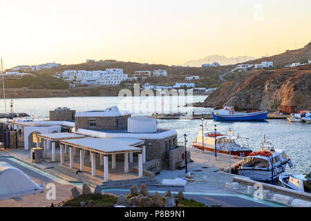 Neuen Hafen von Mykonos bei Sonnenuntergang in der Nähe von Agios Stefanos Village in Insel Mykonos, Griechenland Stockfoto