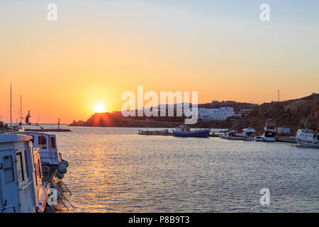 Neuen Hafen von Mykonos bei Sonnenuntergang in der Nähe von Agios Stefanos Village in Insel Mykonos, Griechenland Stockfoto