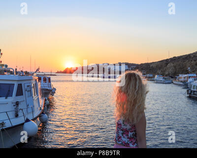 Blond, Sonnenuntergang in den neuen Hafen von Mykonos in Mykonos, Griechenland Stockfoto