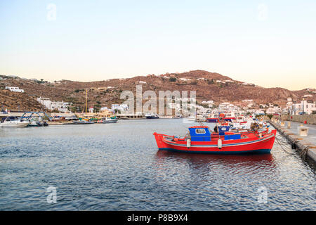 Red Fischerboot in den neuen Hafen von Mykonos, Griechenland Stockfoto