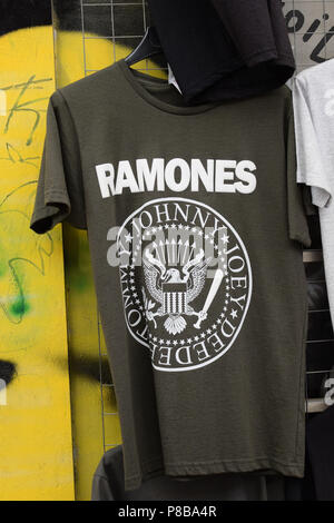 Athen, Griechenland - April 1, 2018: Ramones Punk Rock t-Shirts zum Verkauf an. Stockfoto