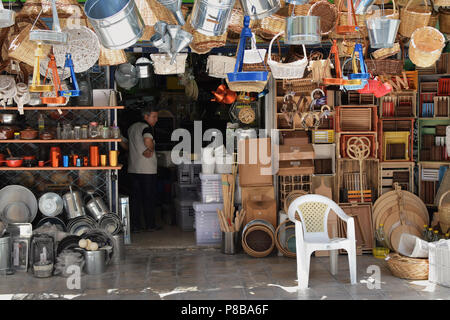 Athen, Griechenland - Juli 4, 2018: der Mann, der in den traditionellen Haushaltswaren store in der Innenstadt von Athen. Stockfoto