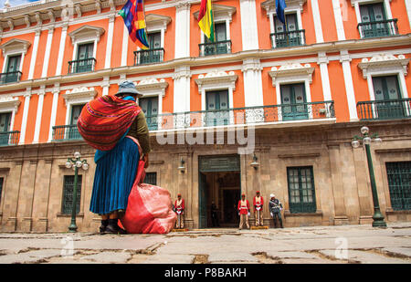 Indigenen Quechua Frau vor dem Präsidentenpalast, Plaza Murillo, La Paz, Bolivien Stockfoto