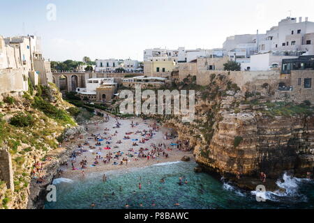 Die Leute am Strand Lama Monachile in Polignano a Mare, Italien Stockfoto