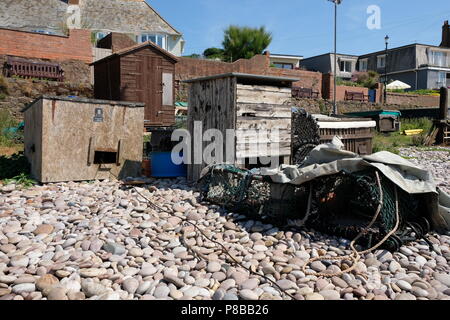 Angeln eqipment ist bei Budleigh Salterton Strand gespeichert, Jurassic Coast, Devon, Großbritannien Stockfoto