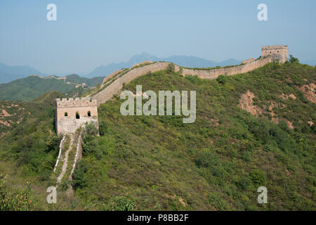 Die jinshanling Sektor der Chinesischen Mauer erstreckt sich entlang der nördlichen Grenze von China Stockfoto