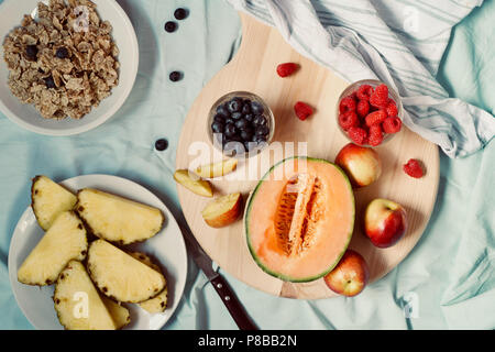 Flachbild-lay an leckeren Sommer raw Gesunde vegetarische Vegane detox sauber essen Frühstück mit frischen Sommer saisonale Früchte und Beeren serviert. Stockfoto