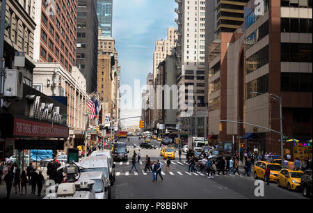 New York, New York/USA, 04.13.2018: 7. Avenue in Manhattan mit zebrastreifen Menschen und Verkehr Stockfoto