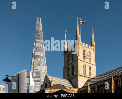 Alte und neue Architektur in London: Historic Southwark Kathedrale im gotischen Stil und die sehr moderne Shard Gebäude, das im Jahr 2012 abgeschlossen Stockfoto