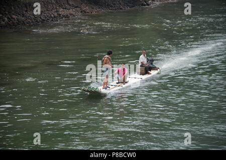 Eine raftstyle Bootsfahrt auf dem Li Fluss in Guangxi Zhuang China, auf der Reise von Guilin nach Yangshuo. Stockfoto