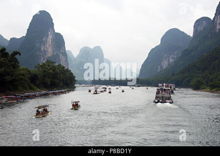 Flussschiffe auf dem Li-fluss in Guangxi Zhuang China, auf der Reise von Guilin nach Yangshuo. Stockfoto
