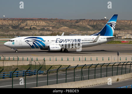 Eine Egyptair Boeing 737-800 auf der Rollbahn am Flughafen Madrid Barajas Stockfoto