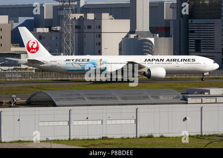 Japan Airlines (JAL) Boeing 777-300ER die Unterstützung japanischer Tennisspieler Kei Nishikori gesehen rangieren in Tokio Haneda Airport Stockfoto