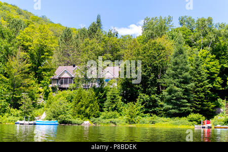 Ferienwohnung - Ferienhaus aus Holz im Wald in Québec, Kanada Stockfoto