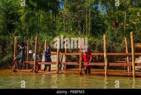 Inle See, Myanmar - Feb 7, 2018. Menschen, Inle Lake, Myanmar arbeiten. Inle See ein Süßwassersee in Shan Staat befinden. Stockfoto