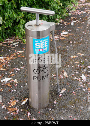 Ambleside, Lake District, Cumbria, ein kostenlos zur Verfügung Fahrrad Reifen Pumpe am Seeufer. Stockfoto