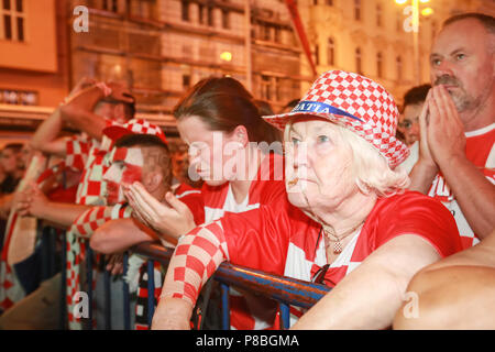 ZAGREB, KROATIEN - Juli 7., 2018: Die kroatische Fußball-Fans, Fußball Spiel des Viertelfinales von Kroatien vs Russland auf die FIFA WM 2018 auf der bi Stockfoto