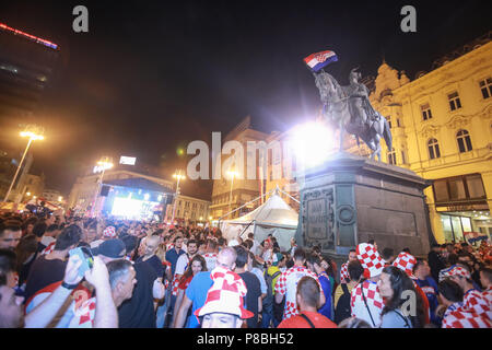 ZAGREB, KROATIEN - Juli 7., 2018: Die kroatische Fußball-Fans der kroatischen Flagge Flagge auf die Statue von Ban Josip Jelacic auf Platz Ban Jelacic in Zagreb Stockfoto