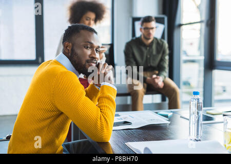 Seitenansicht des nachdenklich afrikanische amerikanische Geschäftsmann auf der Sitzung im Amt Stockfoto