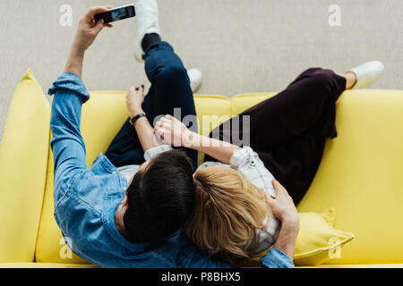 Ansicht von oben der Mann und die Frau sitzt auf dem Sofa und unter selfie Stockfoto
