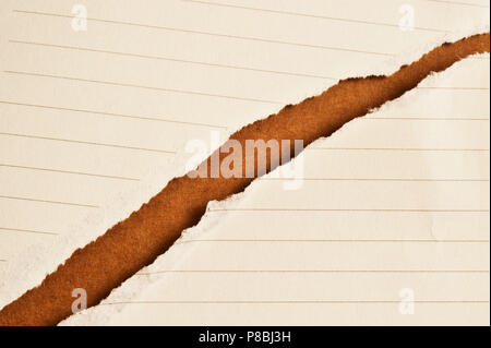Papier zerrissen in der Hälfte Stockfoto