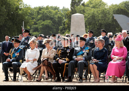 (Von links nach rechts) Earl of Wessex, Gräfin von Wessex, Princess Royal, Vice Admiral Timothy Laurence, Herzog von Gloucester und Herzogin von Gloucester besuchen einen Empfang in der Horse Guards Parade, London, die Hundertjahrfeier der Royal Air Force zu markieren. Stockfoto