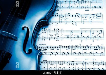 Blau klassische Violine auf ein Notenblatt Stockfoto