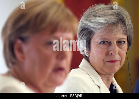 Premierminister Theresa kann während einer Pressekonferenz mit Bundeskanzlerin Angela Merkel und der polnische Premierminister, Mateusz Morawiecki (unsichtbar) während des zweiten Tages der Westlichen Balkan Gipfeltreffen im Lancaster House in London. Stockfoto