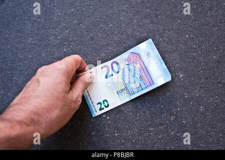 Die Suche nach einer Banknote auf der Straße Stockfoto
