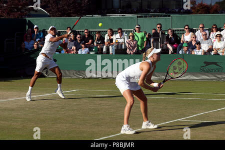 Jay Clarke und Harriet Dart in Aktion in der an Tag 8 der Wimbledon Championships in der All England Lawn Tennis und Croquet Club, Wimbledon verdoppelt. Stockfoto