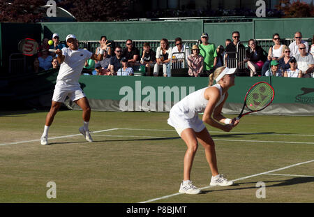 Jay Clarke und Harriet Dart in Aktion in der an Tag 8 der Wimbledon Championships in der All England Lawn Tennis und Croquet Club, Wimbledon verdoppelt. Stockfoto