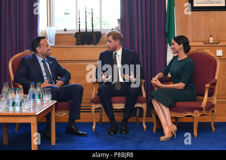Der Herzog und die Herzogin von Sussex Gespräch mit Taoiseach, Leo Varadkar (links) an öffentlichen Gebäuden, bei ihrem Besuch in Dublin, Irland. Stockfoto