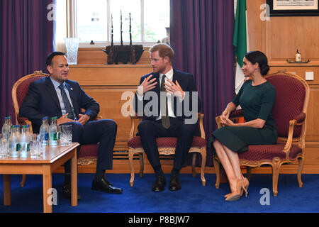 Der Herzog und die Herzogin von Sussex Gespräch mit Taoiseach, Leo Varadkar (links) an öffentlichen Gebäuden, bei ihrem Besuch in Dublin, Irland. Stockfoto