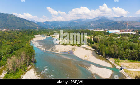 Luftaufnahme, geflochtene Fluss zwischen Wald mit Berg Hintergrund und cloudscape, Turin, Italien Stockfoto