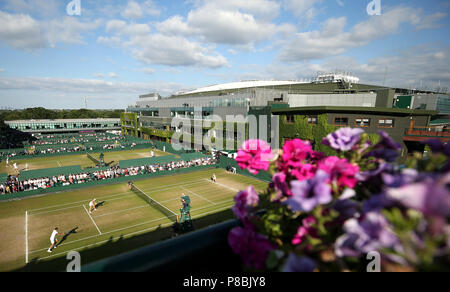 Einen Überblick über die Aktion auf der Außenseite Gerichte an Tag 8 der Wimbledon Championships in der All England Lawn Tennis und Croquet Club, Wimbledon. Stockfoto