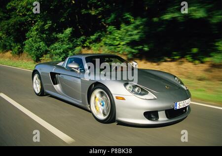 Porsche Carrera GT Modell 2005 in Silber - Seltene hyper Auto zeigen Vorder- und Seitenansicht in motion fahren Stockfoto