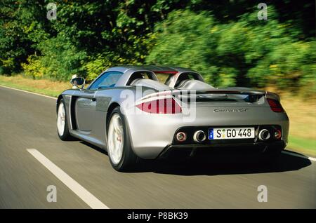 Porsche Carrera GT Modell 2005 in Silber - Seltene hyper Auto übersicht Rückansicht als treibende in Bewegung Stockfoto